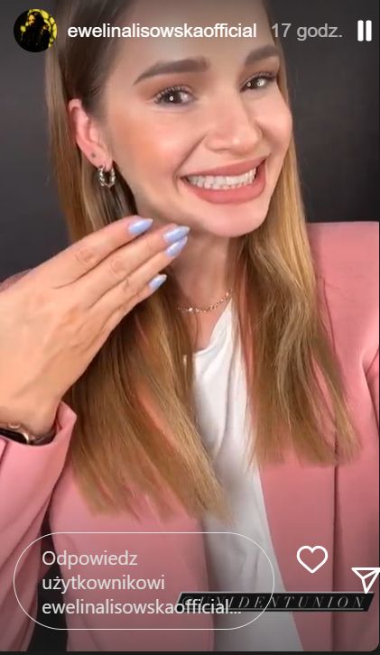 Ewelina Lisowska cieszy się z zębów po zdjęciu aparatu ortodontycznego