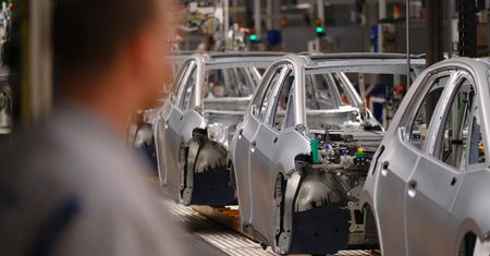 Kryzys może zablokować produkcję 7,7 mln samochodów. Gospodarki uzależnione od motoryzacji już liczą straty