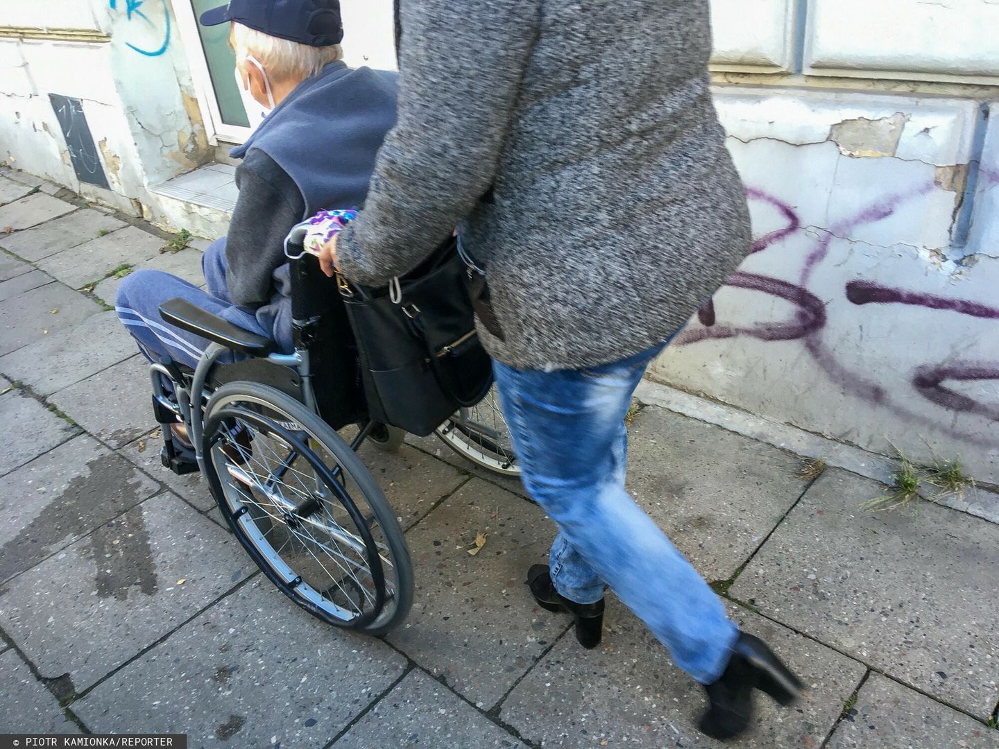 400 zł dodatku do pensji, dłuższy urlop. Zmiany w zawodzie pracownika socjalnego