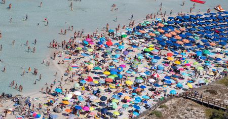 Sardynia z restrykcjami. Limity na plażach to nie wszystko