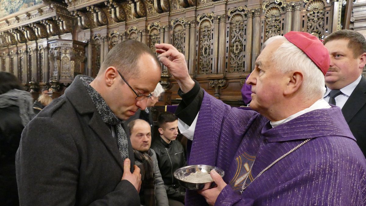 Głowy wiernych posypywane są popiołem