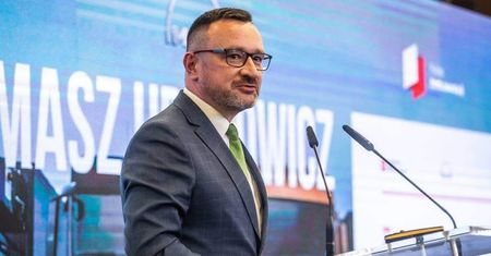 Urynowicz: PiS uprawia parodię samorządności. Z każdą rzeczą lecą do "centrali"