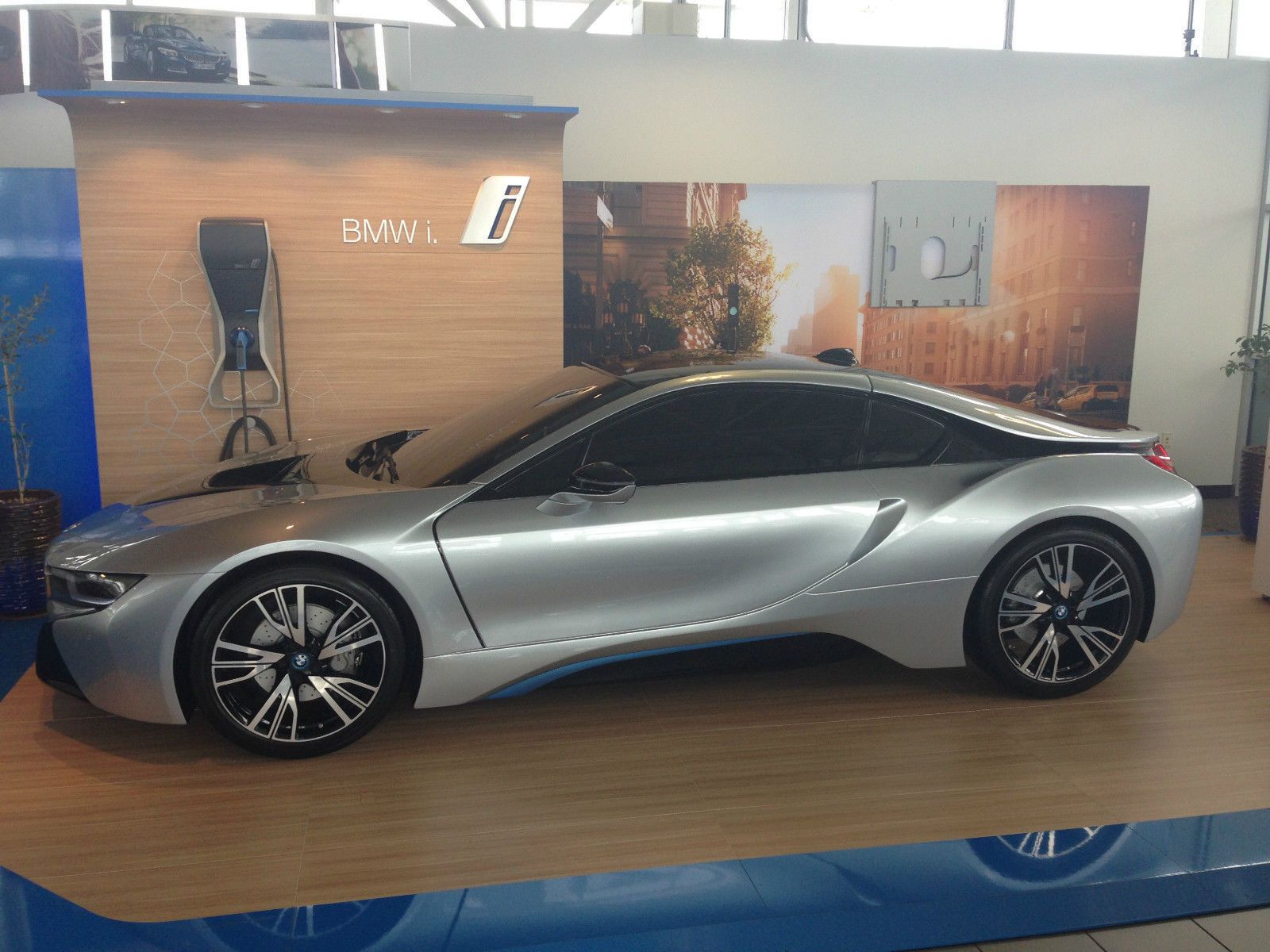 16 000 dolarów za atrapę BMW i8 2