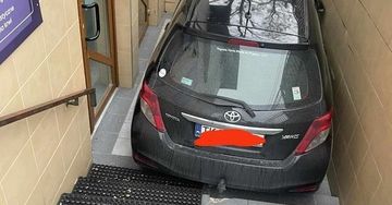 Zostawił auto na parkingu. Samochód stoczył się po schodach