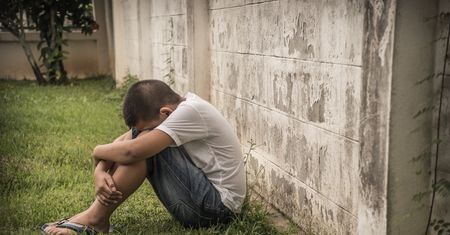 Chłopiec odziedziczył 30 tys. zł długu. Żył z babcią w domu bez łazienki