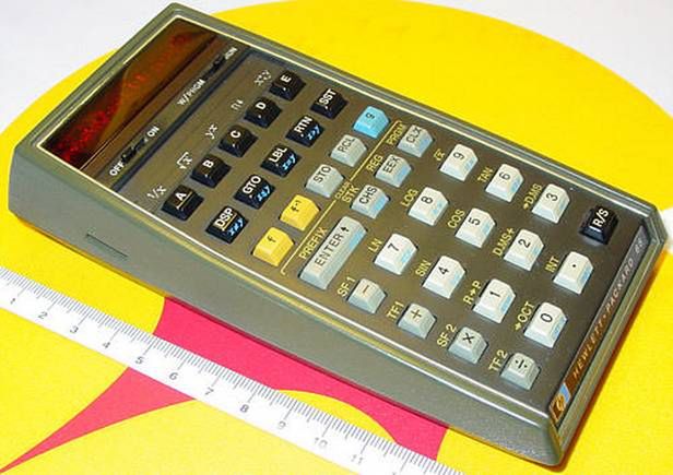 Dla porównania, kalkulator HP-65, który pozwolił na założenie Apple'a (Fot. Wikimedia Commons/Lic. CC BY-SA 2.0)