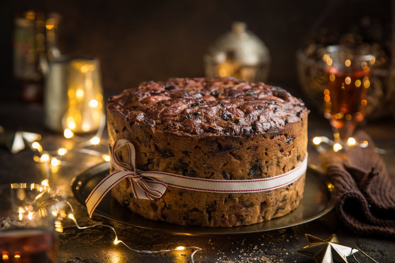The cake with dried plums tastes exquisite.