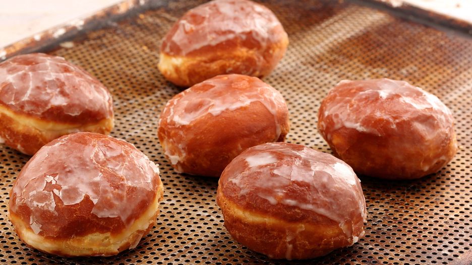 Domowe pączki z lukrem