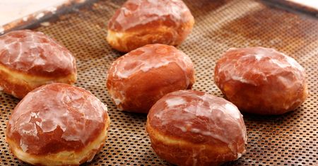 Jak smażyć pączki, żeby się nie przypalały? Patenty na idealne pączki