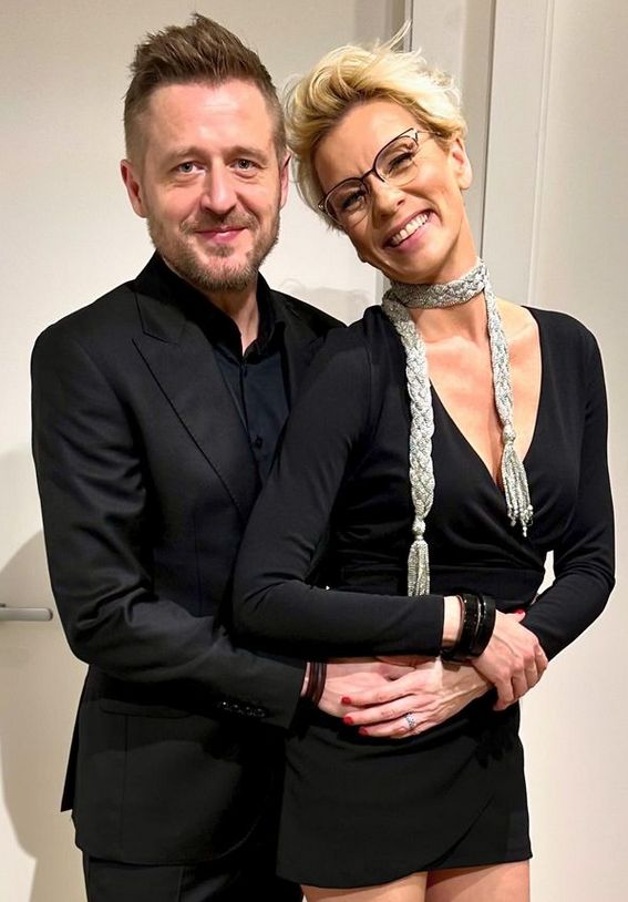 Anita Werner eksponuje nogi na zdjęciu z partnerem