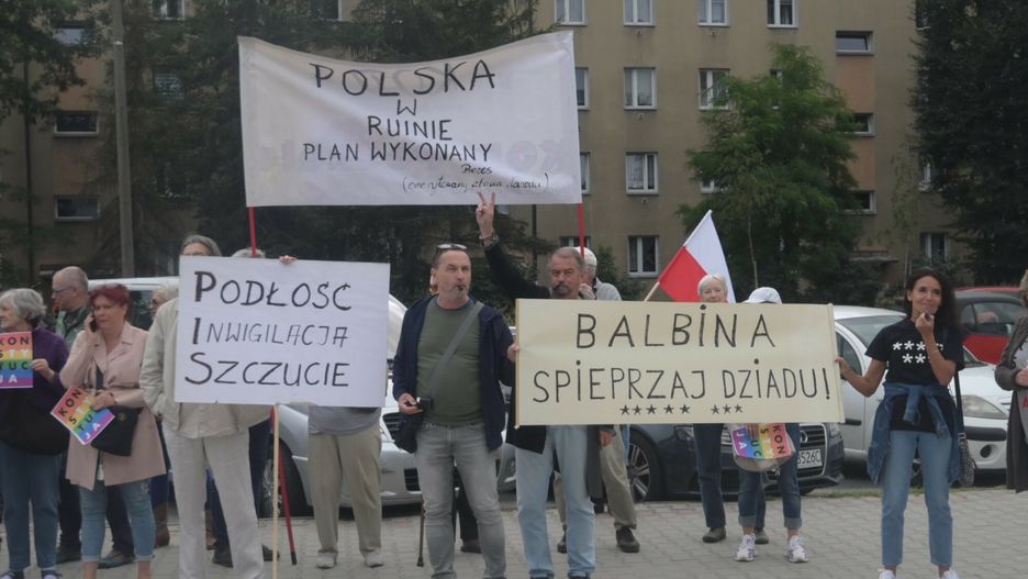 Protestujący przeciwko wizycie Jarosława Kaczyńskiego w Nowym Targu