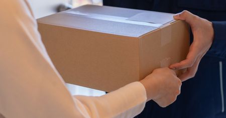 Zamówił markowy telefon na promocji. Oto co znalazł w przesyłce