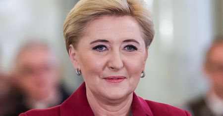 Agata Duda pokazała się w bordowej midi. Ta sukienka już jest hitem