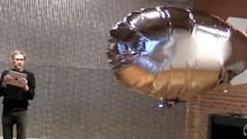 Mini-sterowiec kierowany iPadem rozkręci każdą imprezę (wideo) 1