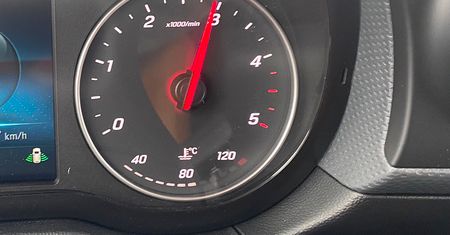 Tracisz paliwo, nie wykorzystujesz mocy. Nawyk starszych kierowców