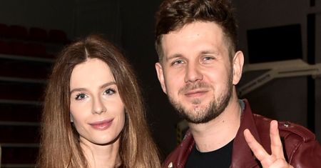 Antek Królikowski z ukochaną obcują ze sztuką na wystawie. Izabela wybrała szykowną stylizację (FOTO)