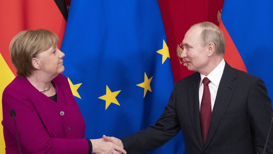 Ówczesna kanclerz Niemiec Angela Merkel i prezydent Rosji Władimir Putin podczas spotkania w 2020 r.