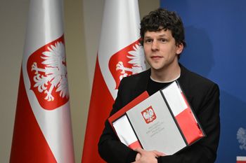 W 2024 roku rekordowa liczba cudzoziemców uzyskała obywatelstwo