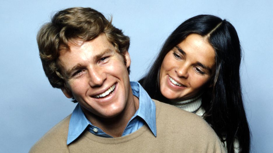 Ryan O'Neal z partnerującą mu w kultowym filmie "Love Story" Ali MacGraw w 1970 roku