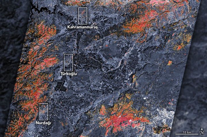 Mapa satelitarna zniszczeń po trzęsieniu Ziemi w Turcji.  