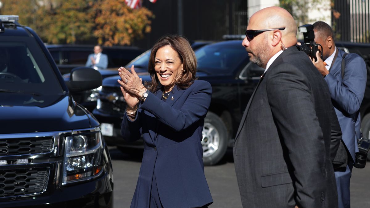 WASHINGTON, DC - NOVEMBER 12: U.S. Vice President Kamala Harris greets White House staff as she returns to the White House on November 12, 2024 in Washington, DC. Harris had lunch with President Joe Biden at the White House. (Photo by Alex Wong/Getty Images)
