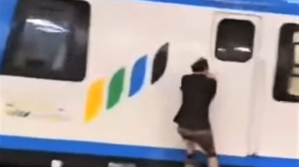 Mężczyzna wskoczył na jadący pociąg 