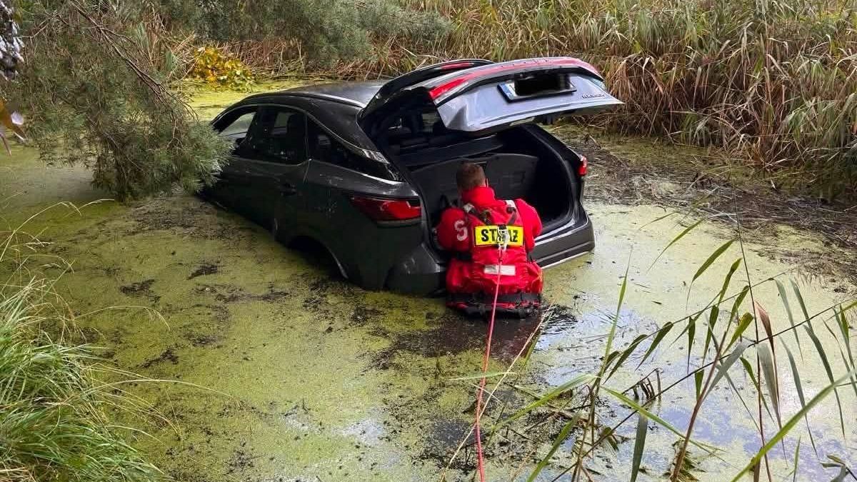 Zasnął za kierownicą i wjechał do stawu