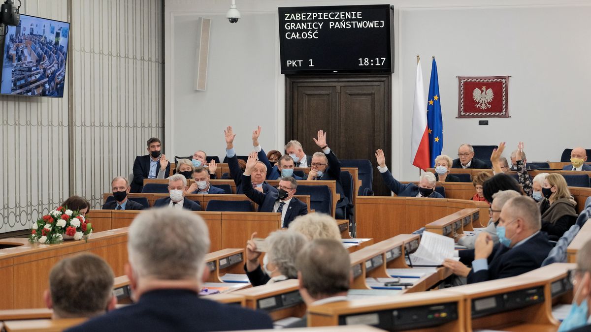 Warszawa, 27.10.2021. Senatorowie na sali obrad Senatu w Warszawie podczas głosowania nad ustawą o budowie zabezpieczenia granicy państwowej, 27 bm. (jm) PAP/Mateusz Marek