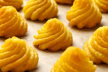 Ziemniaki księżnej zrobią furorę przy każdym obiedzie. Wyglądają jak z drogiej restauracji