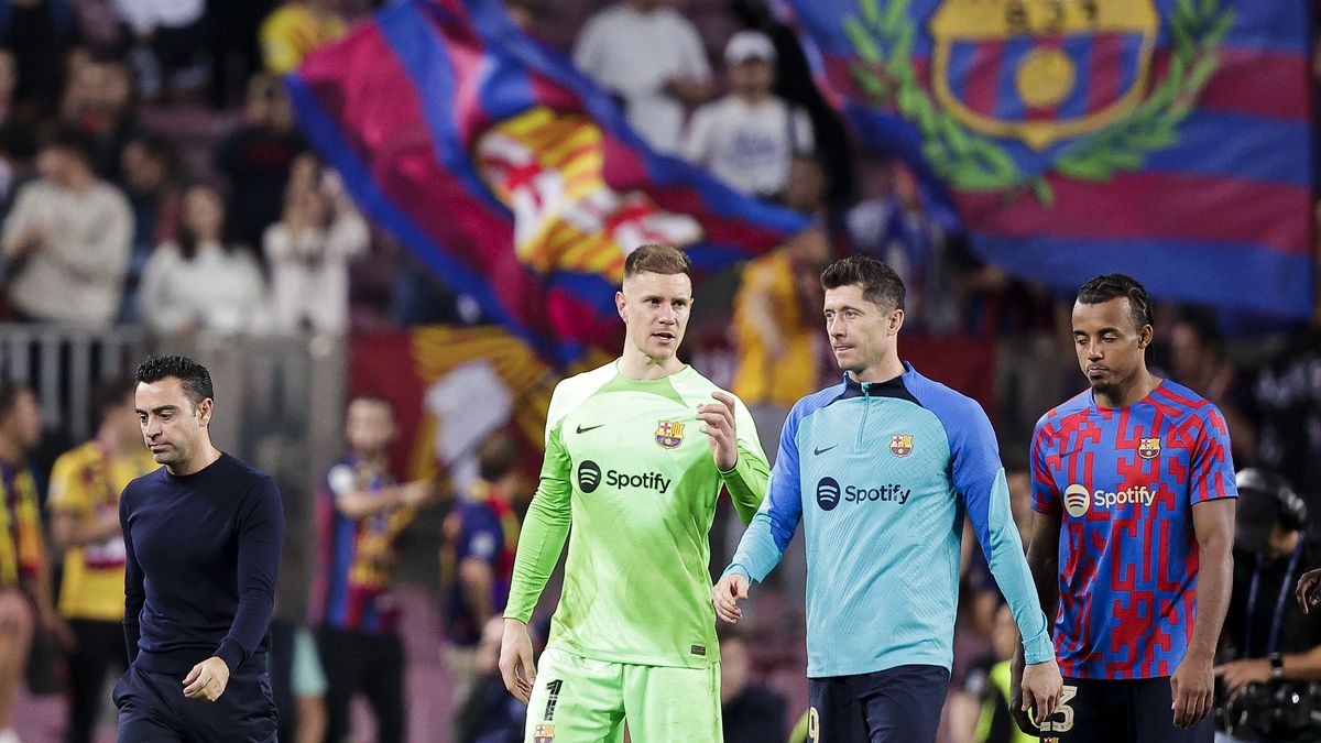 BARCELONA, SPAIN - OCTOBER 26: (L-R) coach Xavi Hernandez of FC Barcelona, Marc Andre ter Stegen of FC Barcelona, Robert Lewandowski of FC Barcelona, Jules Kounde of FC Barcelona during the UEFA Champions League  match between FC Barcelona v Bayern Munchen at the Spotify Camp Nou on October 26, 2022 in Barcelona Spain (Photo by David S. Bustamante/Soccrates/Getty Images)
