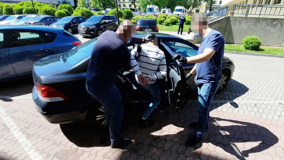 Warszawa. Wspólnym wysiłkiem policjantów ze stolicy i z Wrocławia udało się namierzyć i ująć przestępców, którzy podszywali się pod agentów CBŚP i udawali, że chcą ocalić konta przed atakiem