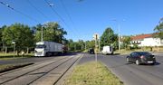 Ciężarówki parkują na jezdni, chociaż obowiązuje zakaz. Patowa sytuacja na Żelechowej