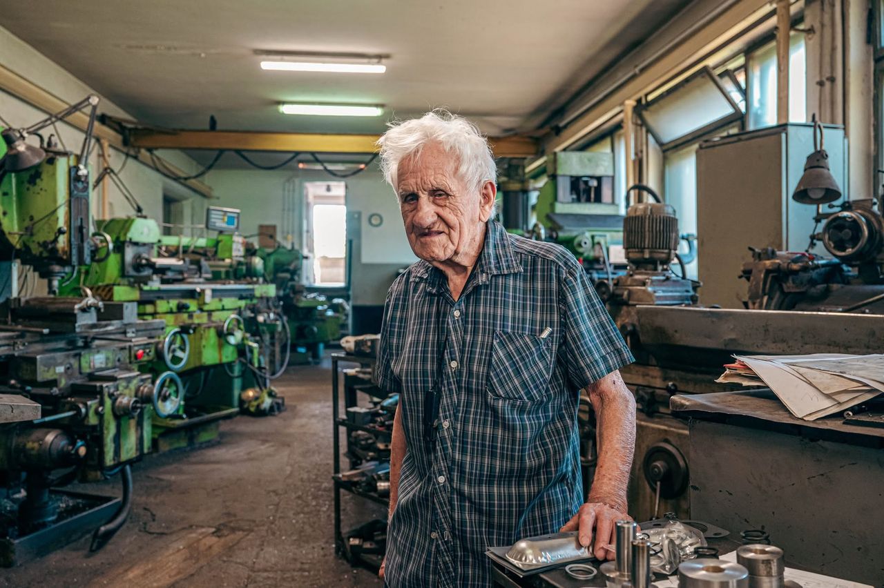 Ma 100 lat i nadal prowadzi warsztat. Pan Wacław pracuje od 14. roku życia