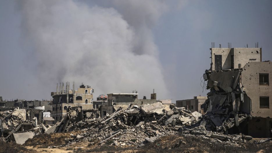 Smoke rises following an israeli air strike near Zikim, northern Gaza Strip, 20 July 2025. According to the Palestinian Ministry of Health in Gaza, at least 67 people were killed while trying to receive humanitarian aid in the Zikim area. EPA/MOHAMMED SABER Dostawca: PAP/EPA.