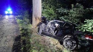 Zielona Góra: Pijana 23-latka roztrzaskała samochód o drzewo