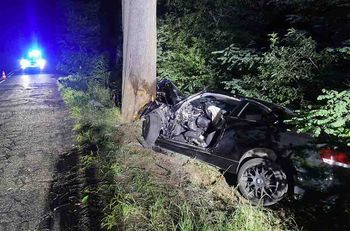 Zielona Góra: Pijana 23-latka roztrzaskała samochód o drzewo