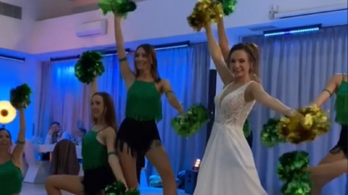 Panna młoda zatańczyła na weselu z koleżankami cheerleaderkami 