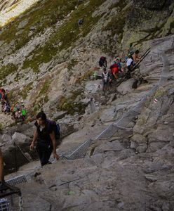 Tatry Słowackie. Tłumy turystów i kolejki do wejścia na Rysy