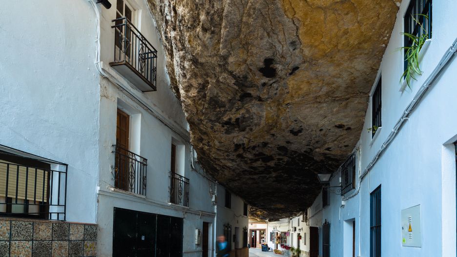 Domy  w Setenil de las Bodegas wyróżniają się niesamowitym położeniem.