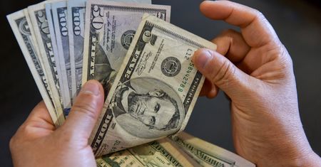 Dolar najdroższy od trzech miesięcy. Kurs o włos od psychologicznej bariery