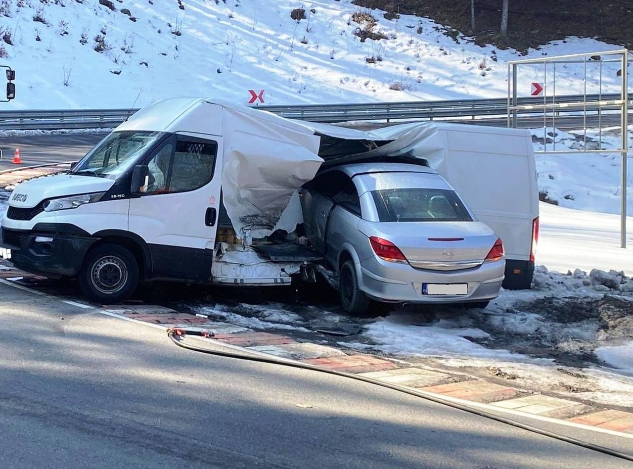 Opel zaparkował we wnętrzu dostawczego iveco