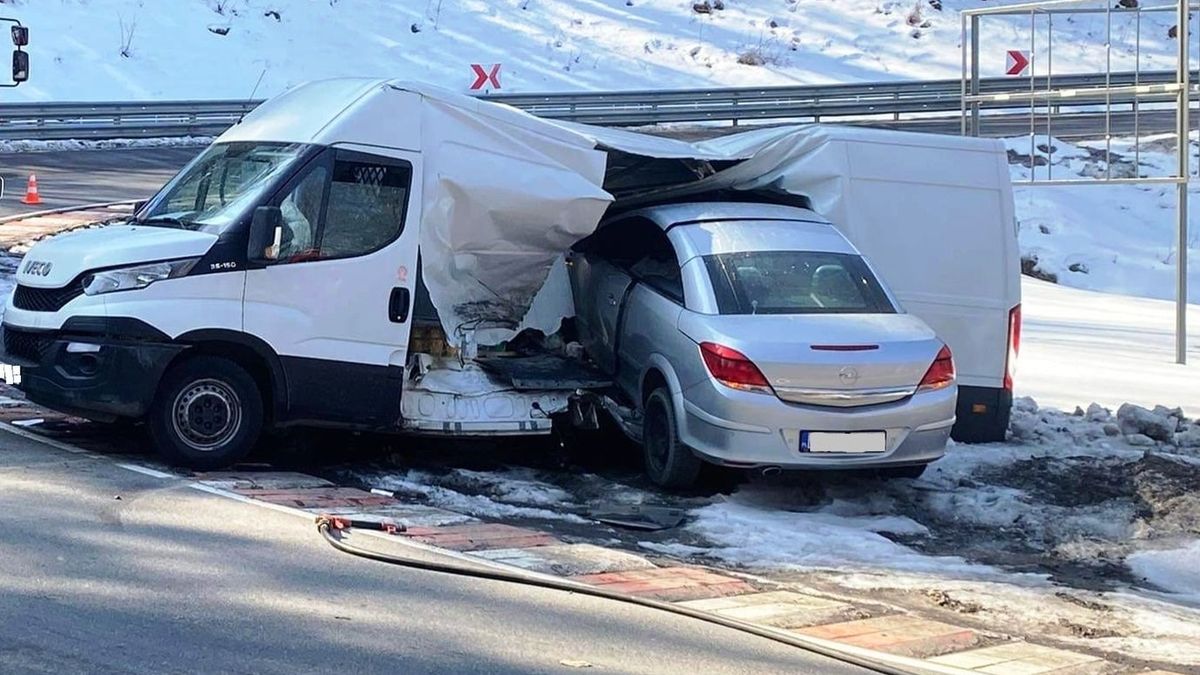 Opel zaparkował we wnętrzu dostawczego iveco