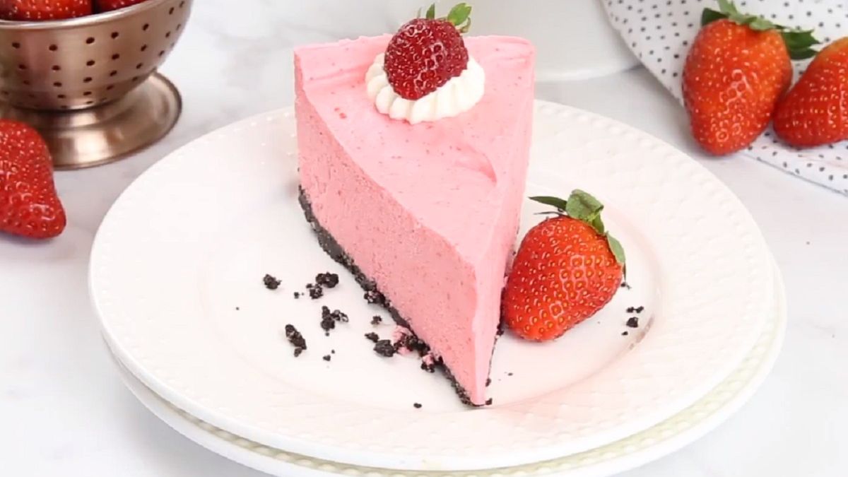 Sernik truskawkowy bez pieczenia to idealny pomysł na smaczny deser.