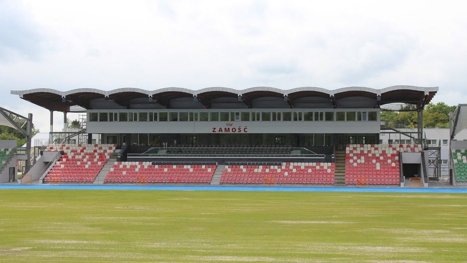 (Stadion Ośrodka Sportu i Rekreacji w Zamościu przeszedł wyjątkową metamorfozę. W miejsce startej i wysłużonej bieżni pojawiła się nowoczesna nawierzchnia)
