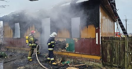 Pożar budynku w Potoczku-Kolonii. Śmigłowiec ratunkowy w akcji