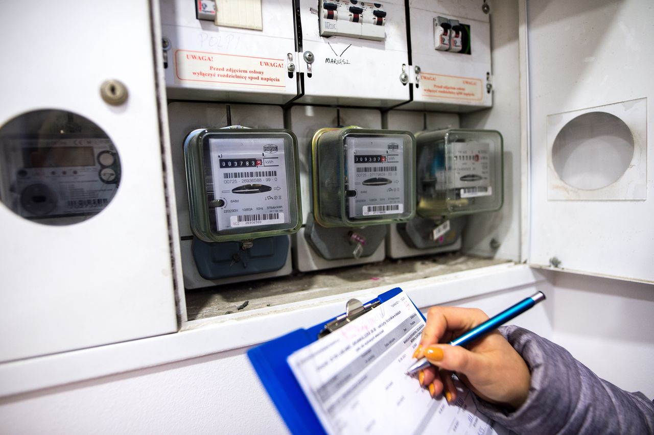 Polacy wierzą w OZE i atom bardziej niż w węgiel. Liczą na obniżenie cen energii