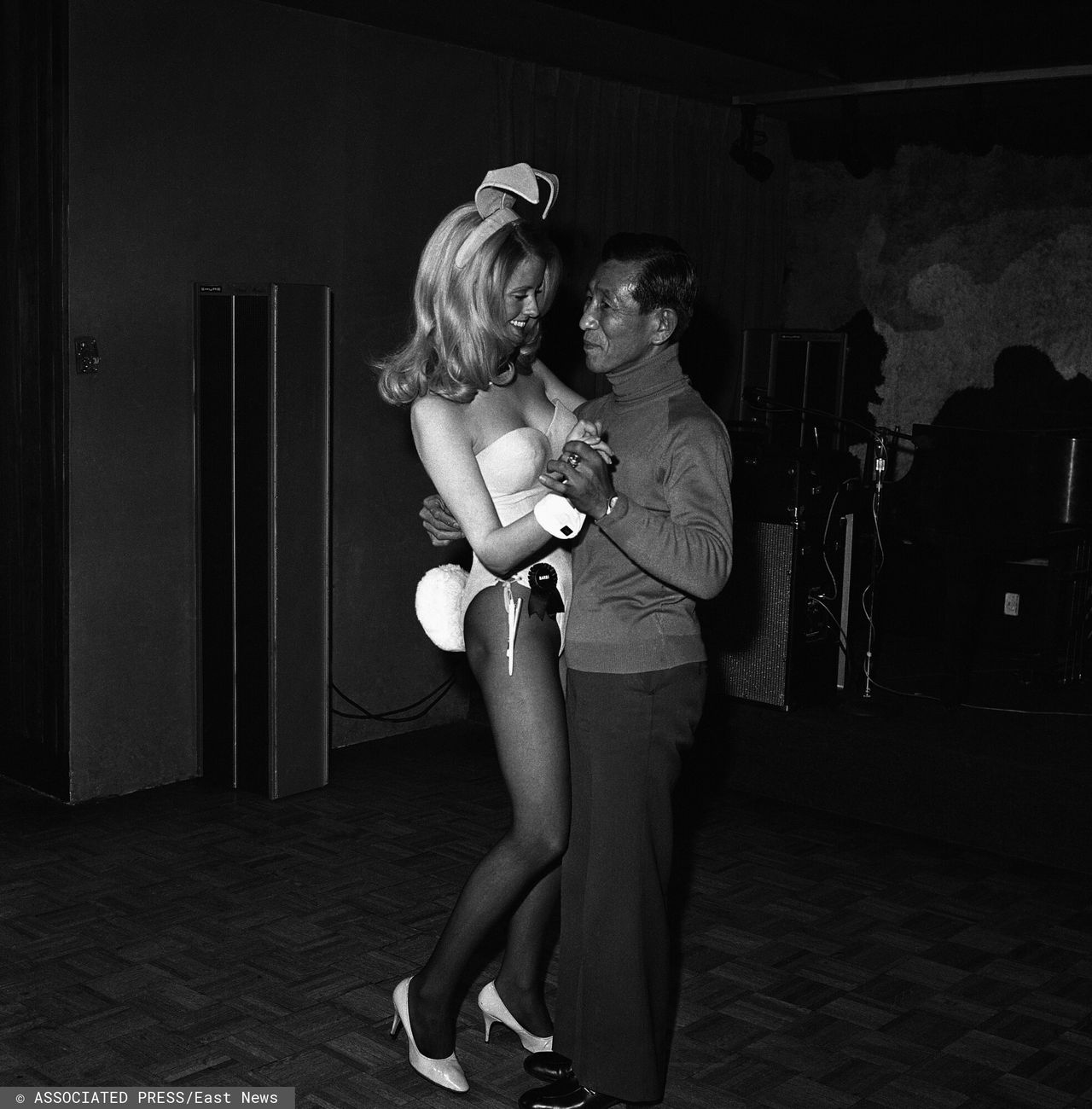 Onoda podczas tańca z jednym z Króliczków Playboya, 20 stycznia 1975 r.