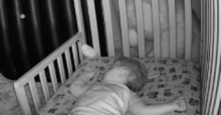 Przerażona mama opublikowała nagranie z pokoju dziecka. Twierdzi, że jej dom jest nawiedzony
