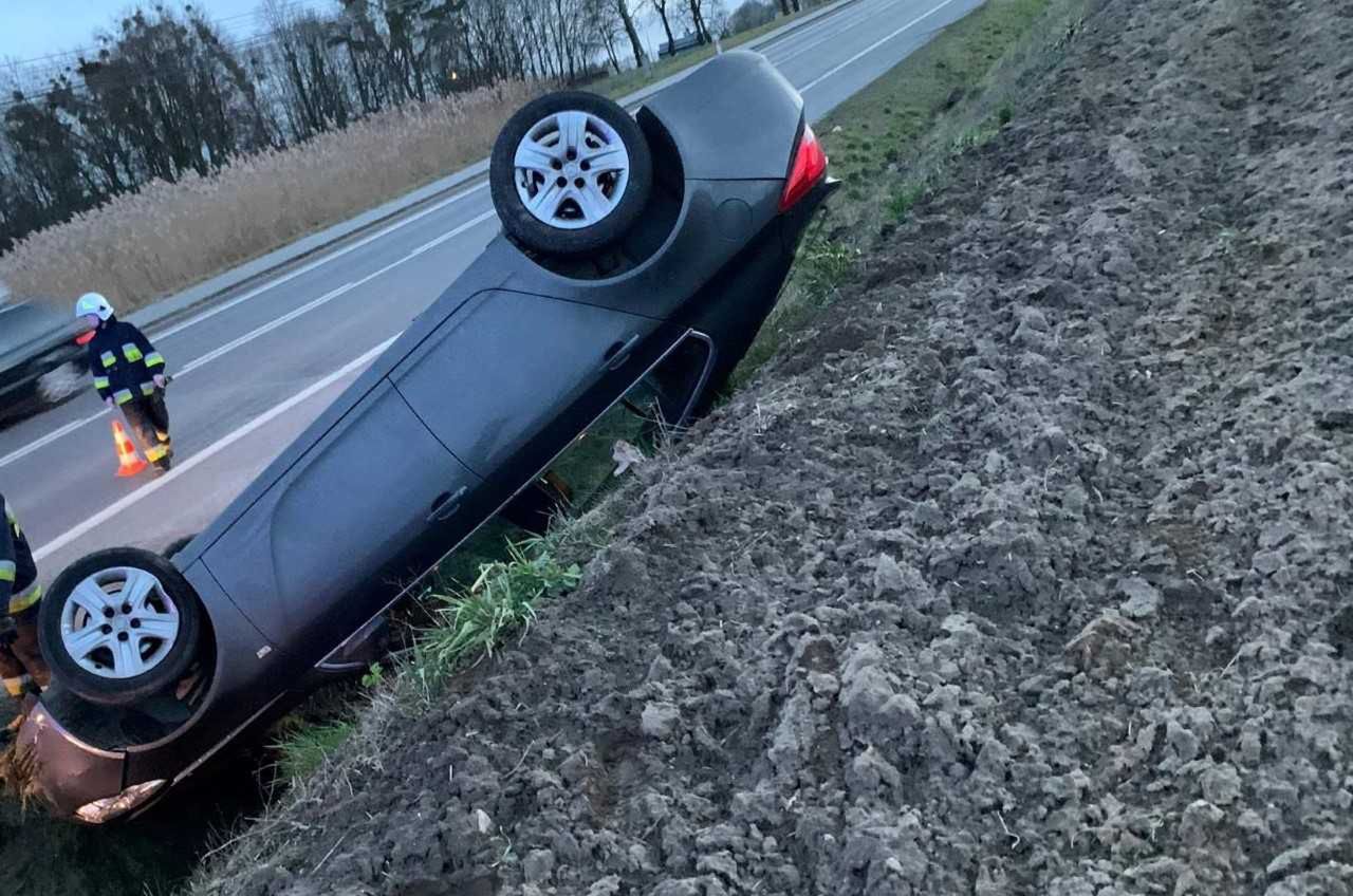 Pijany policjant dachował. Alkomat jego kolegów nic nie wykazał, ale do akcji wkroczyli strażacy