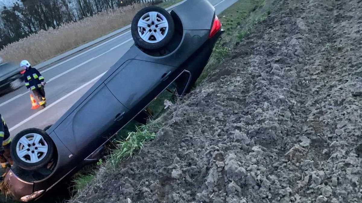 35-letni policjant dachował, jadąc prywatnym Oplem Insignią.